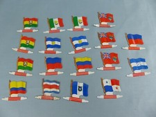 L' ALSACIENNE BISCUITS lot de 18 drapeaux pays du monde en métal 60's