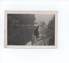 A681 Photo Originale vintage snapshot: Femme bord du Doubs à Besançon 25 (2)