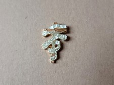 pin's religion / Croix  Dieu En Route Vers L'homme  BSPR Bibliothèque Sciences..