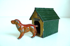 SUJET FERME  NICHE ET CHIEN ÉPAGNEUL PLOMB PEINT  (BRITAINS)  BON ÉTAT ANNÉES 50