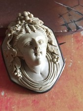 ANCIENNE BROCHE FIN CAMEE EN PIERRE DE LAVE SCULPTEE
