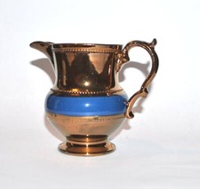 JERSEY Pichet Broc en faïence anglaise lustré cuivré et bleu XIXe siècle 11.5H