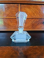 Flacon à parfum en cristal moulé , bouchon émerisé, deux textures.