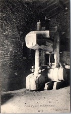 71 MACON - en maconnais, un vieux pressoir.