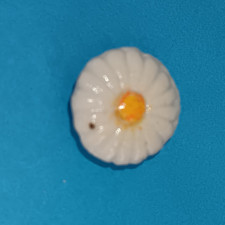 FEVE 1ère époque Allemande MARGUERITE cœur jaune porcelaine diamètre 2cm