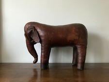 DIMITRI OMERSA (1927-1985) REPOSE-PIEDS FORME ELEPHANT CUIR HAVANE ANNEES 60