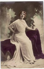 CPA -69-  Charme, beauté, belle femme assise.