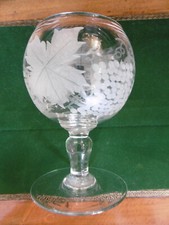 Grand verre rince raisin ancien en cristal gravé,  19,5cm,  verre à  pied