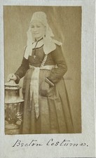 FRANCE Femme avec costume