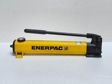 POMPE MANUELLE HYDRAULIQUE ENERPAC P202 2 VITESSES 700 BAR/10 000 PSI