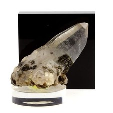 Quartz + Muscovite. 280.7 ct. Zillertal, Tyrol, Autriche. Rare.
