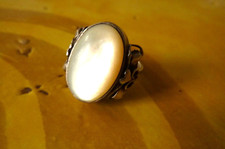 Superbe bague ancienne en argent massif avec un gros cabochon de nacre