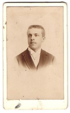 Photo Gustave Blampain, Chimay, Portrait de Herr im Anzug avec Bürstenhaarschni 