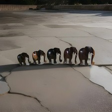 Série de 5 sculptures, èlèphants en ébène, provenant du Bénin des années 2000 