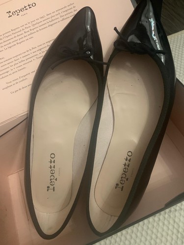 Une paire chaussures cuir - une, de