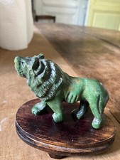 Petit lion en pierre dure sur