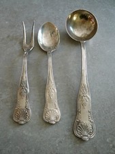 LOUCHE,CUILLERE, FOURCHETTE EN METAL ARGENTE COQUILLE avec poinçon ( à nettoyer)