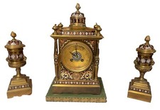 HORLOGE AVEC GARNITURE. BRONZE