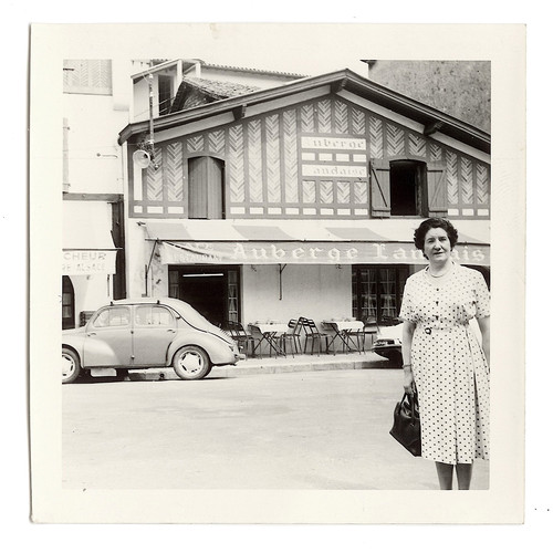 C421 femme devant auberge - c421,