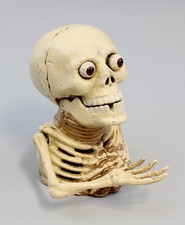 9937262-dss Figurine Tirelire Fer Squelette avec Main Mécanique