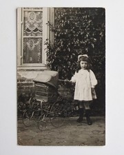 Fille robe noeud blanc poussette cour - Photo ancienne RPPC CPA