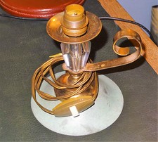 Pied de lampe moderniste