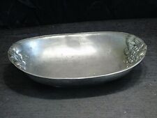 ancien plat, corbeille à fruit en étain fin décor raisins pommes poires cerises.