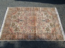 TAPIS D' ORIENT A MOTIFS FLORAUX EPOQUE XXème EN LAINE (FAIT MAIN) (R8)