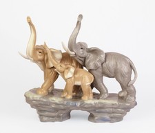Groupe en porcelaine représentant une famille d'éléphants réplique design rétro 