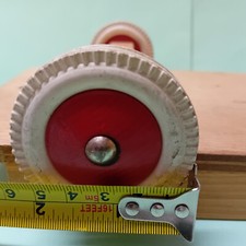 4 roues caoutchouc blanc et bois rouge environ  5,7 cm  de diamètre.