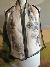 Foulard polyester Trésor de Lancôme en motifs fleurs.