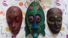 3 Masques " Africains " (vintage , un rouge,vert et un marron bois)