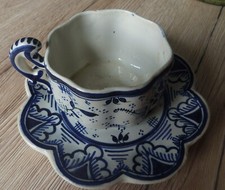 Rare et ancienne tasse hexagonale et sous tasse bleu signée Henriot Quimper