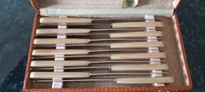 Ecrin de 12 couteaux de table vintages à lames inox et manches en bakélite TBE