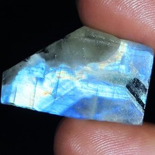 31,30 Cts Pierre Précieuse Brute De Pierre De Lune Arc-En-Ciel 16x27x6 Mm GQ-328