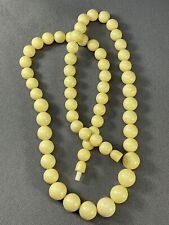 COLLIER DE FAUSSES PERLES IVOIRE EN CHUTE , BELLE IMITATION . BIJOU