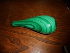 Pierre en Malachite ancienne de forme petite poire cornue -