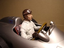 FIGURINE 1/18  FANGIO DRIVING