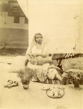 Algérie, femme Algérienne, costume traditionnel, musicienne au darbouka  Vintage