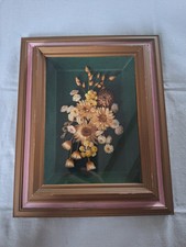 BOUQUET FLEURS NATURELLES SÉCHÉES , CADRE VITRÉ,  SUR FOND VERT