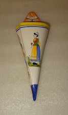 ANCIEN CORNET. BOUQUETIERE REPRESENTANT UNE BRETONNE SIGNE HB QUIMPER FRANCE