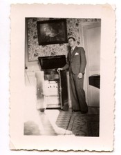 Homme debout à côté meuble phonographe radio photo ancienne amateur an. 1940