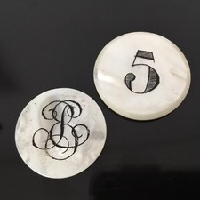 2 Jetons Anciens CASINO Nacre