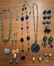 Lot bijoux couleur bleue (3 colliers, 10 boucles, 2 broches, 1 bague, 1 bracl)