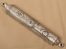 Grand étui mezouza Jérusalem ancienne ville, métal argenté moulé art juif jud...