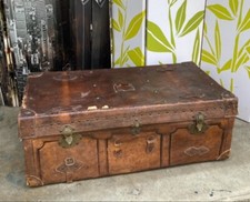 Grande malle de voyage époque XIXe en cuir et laiton