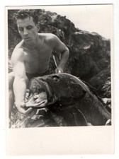 Photo snapshot 1960 - bel homme au brochet - pêche poisson
