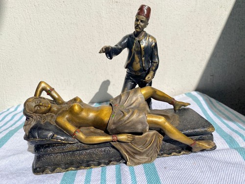 Sculpture belle au - la,