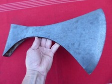 enorme hache en fer forgé