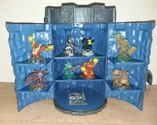 lot skylanders: rangement et 8 figurines